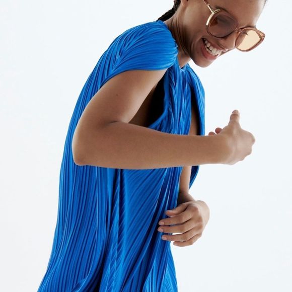 COPY - Pleated cape dress - Picture 7 of 11